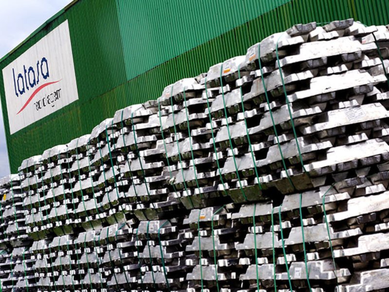 Barras de alumínio reciclado prontas para atender os clientes. FOTO: Abal/Sérgio