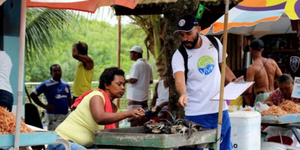 Bruno Brauer entrevistando no Sul da Bahia | Fotos: Leandro Santos / Projeto Coral Vivo