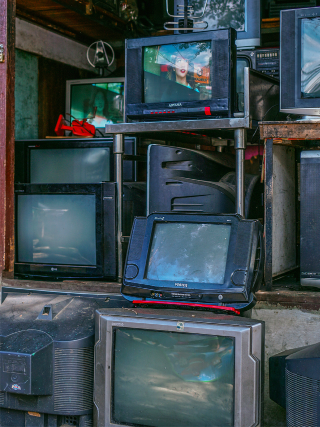 Aparelhos de televisão de diferentes tamanhos empilhados uns sobre os outros