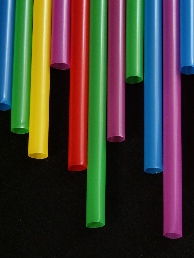 Canudos plásticos de diferentes cores enfileirados lado a lado