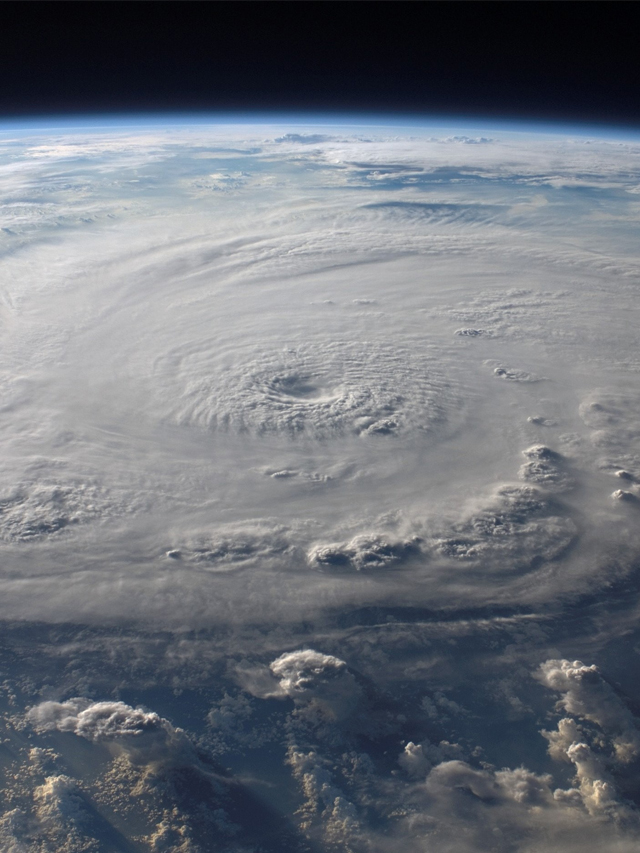Detalhe de imagem de satélite da superfície da Terra. O planeta possui cor azul na superfície e gases brancos em forma de nuvens na atmosfera