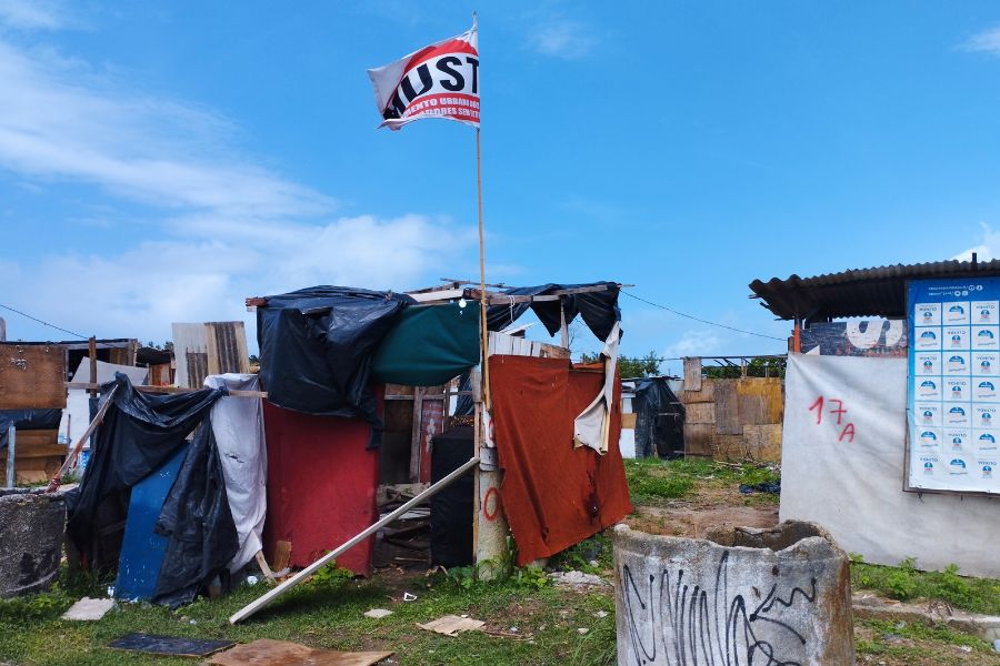 Casebres onde uma bandeira do Must (Movimento Urbano dos Trabalhadores Sem Teto) se destaca