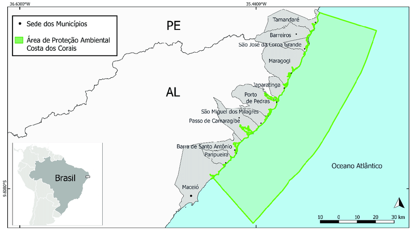 Mapa da Área de Proteção Ambiental Costa dos Corais, destacando os 12 municípios que fazem parte, com escala regional e nacional