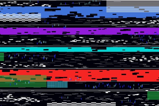 A imagem mostra um padrão digital distorcido, semelhante a uma tela de televisão com falhas ou interferências. Faixas horizontais coloridas em tons de azul, roxo, ciano, vermelho e verde se misturam com áreas pretas e brancas, formando linhas quebradas, blocos irregulares e ruídos visuais. O resultado é um visual caótico e abstrato, típico de uma falha eletrônica ou arte digital glitch.