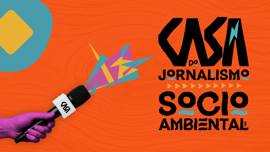 A imagem tem fundo laranja com textura que lembra madeira. À esquerda, há uma mão roxa segurando um microfone preto com um adesivo branco onde se lê “CASA” em letras pretas estilizadas. Do microfone saem formas geométricas coloridas — em roxo, amarelo, azul e verde — como se representassem som, energia ou ideias. À direita, está o título em letras grandes e artísticas: “CASA do Jornalismo Socioambiental”. “CASA” aparece em preto, com traços angulosos e um raio azul substituindo parte da letra “A”. Abaixo, “do Jornalismo” vem em letras menores, com pequenas setas amarelas apontando para a direita. E, por fim, “Socioambiental” está em preto, com alguns traços azuis que evocam água ou vento