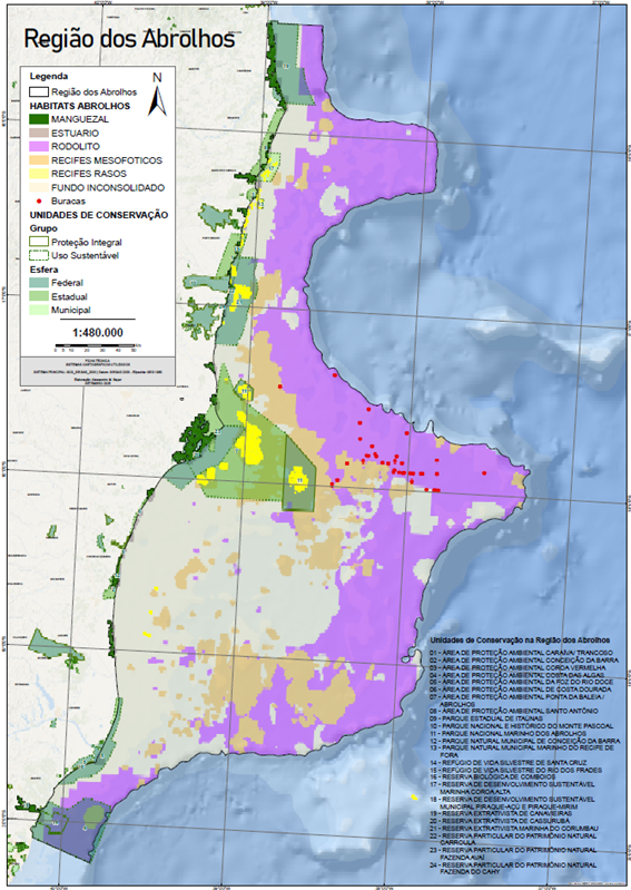 Mapa técnico colorido da costa e oceano, mostrando áreas de conservação e habitats como manguezais (verde), recifes (amarelo) e rodolitos (roxo). Uma legenda detalha 24 unidades de conservação.