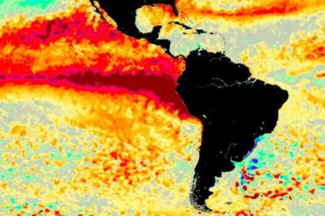 Mapa térmico de satélite mostrando as Américas e o Oceano Pacífico. O continente americano está delineado em preto. No Pacífico Equatorial, uma extensa faixa horizontal de cor vermelho-escura indica anomalias térmicas elevadas. O restante do oceano exibe tons amarelos e alaranjados dispersos.