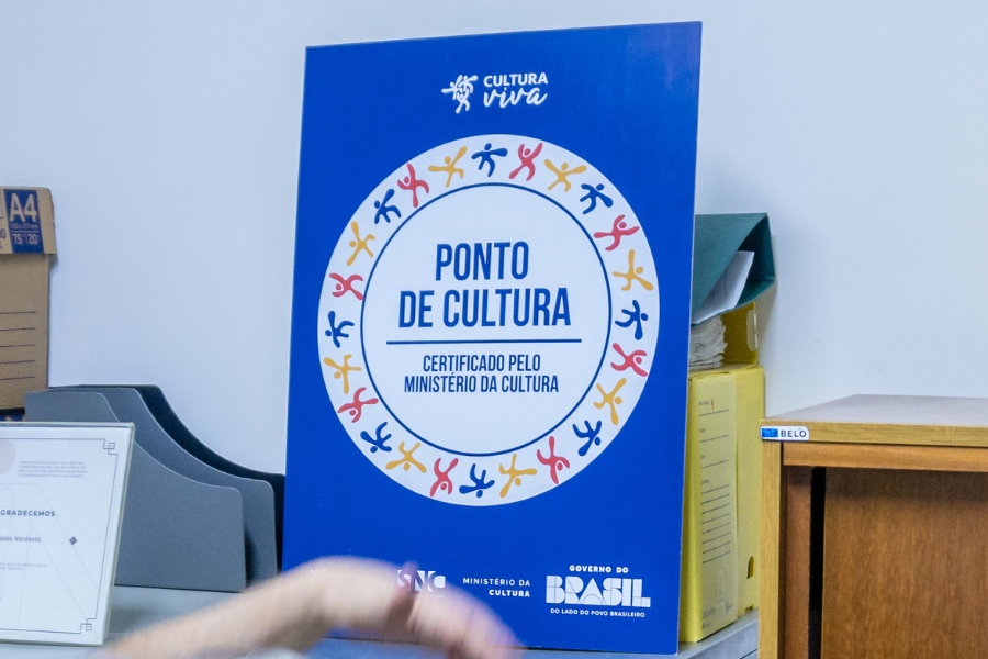 Placa azul do Ministério da Cultura certificando um "Ponto de Cultura" do programa Cultura Viva.