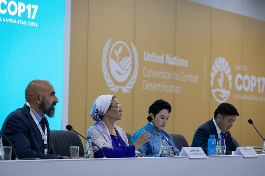 Quatro pessoas sentadas em uma mesa de coletiva de imprensa com microfones. Ao fundo, painel com os logotipos da UNCCD e da COP17.