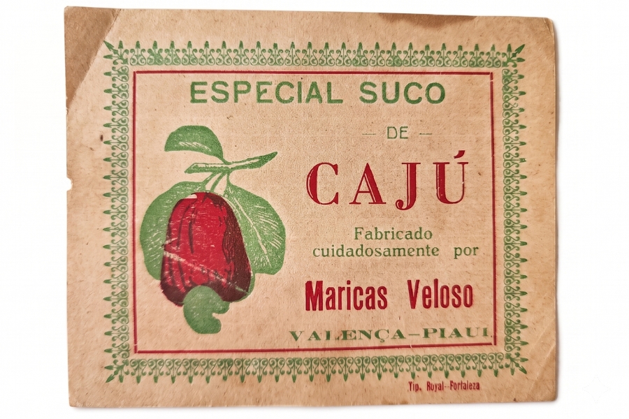 Rótulo antigo em papel de "Especial Suco de Cajú" fabricado por Maricas Veloso em Valença-Piauí, com ilustração de caju.